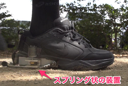 この靴を履いて歩くと、内部のギアからモーターへとエネルギーが伝わり、発電するという仕組みになっているそうです。本当にただ歩けばいいだけですね。