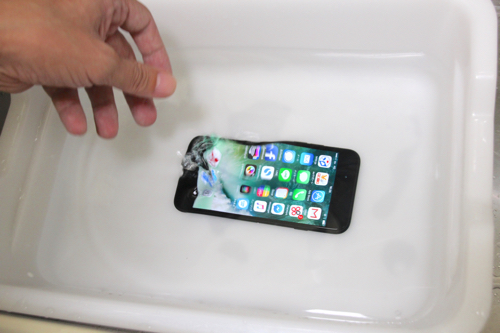 Iphone 7の耐水性ハンパない 川に沈めた動画が公開されたぞ カミアプ Appleのニュースやit系の情報をお届け