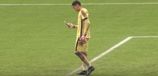 ゴールキーパーが試合直前までスマホに夢中 その行動には隠された理由が カミアプ Appleのニュースやit系の情報をお届け ゴールキーパーが試合直前までスマホに夢中 その行動には隠された理由が カミアプ Appleのニュースやit系の情報をお届け