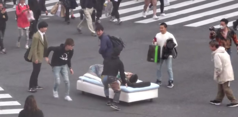 Youtuber 渋谷のスクランブル交差点にベッドを置き寝る 警視庁が捜査へ カミアプ Appleのニュースやit系の情報をお届け